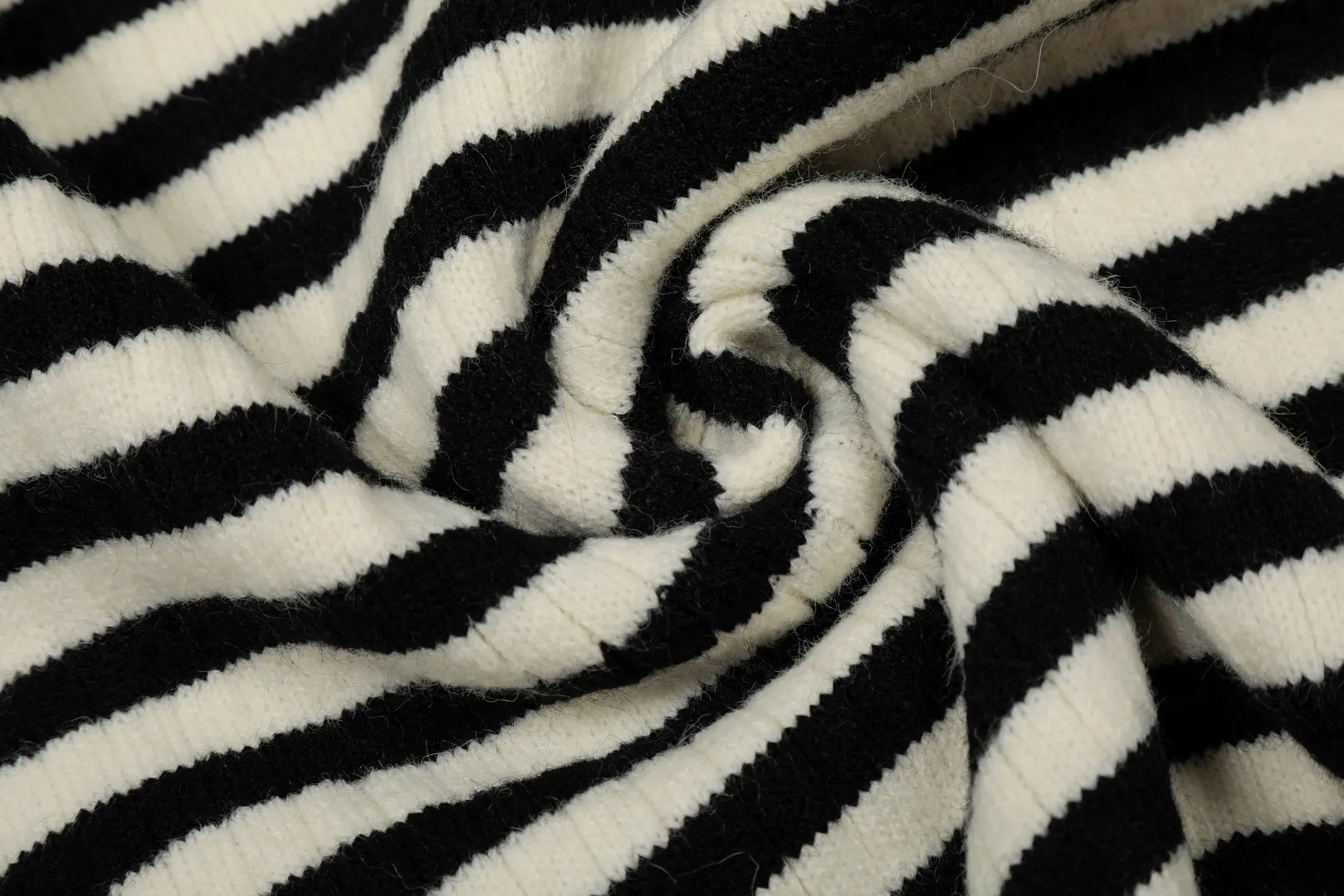 VIVI top quality-Japan limited edition" vivienne west wood 25th autumn and winter new style Saturn embroidery small V-neck pullover Size: S -M- L Color: black and white stripes